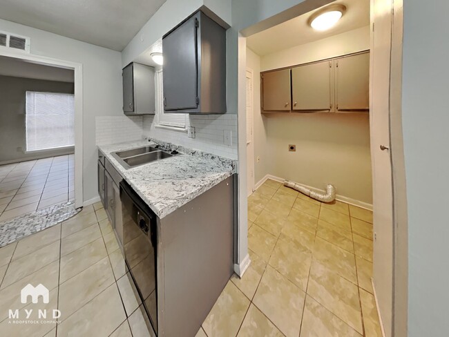 Building Photo - 6035 Devon Cir