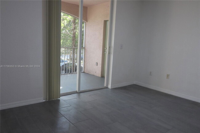 Foto del edificio - 6826 W Sample Rd