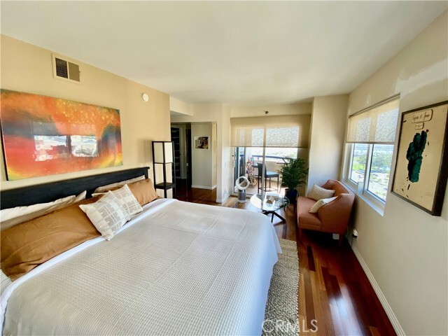 Building Photo - 525 E Seaside Way