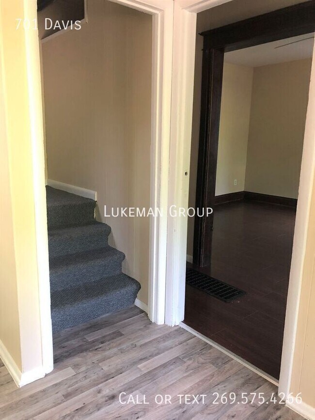 Building Photo - 701 Davis-
