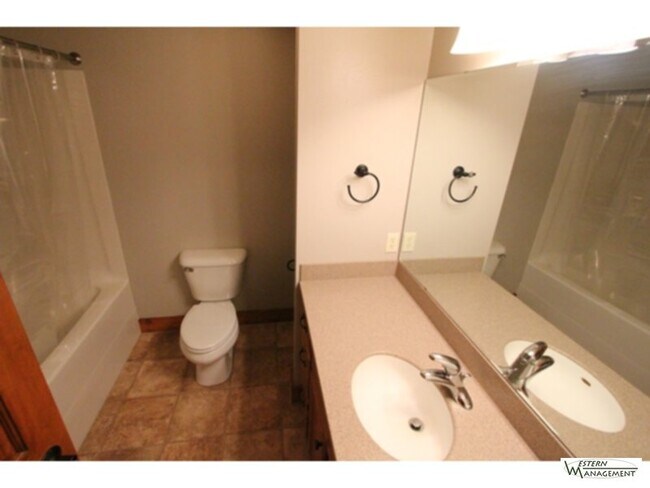 Building Photo - Gorgeous Townhouse!