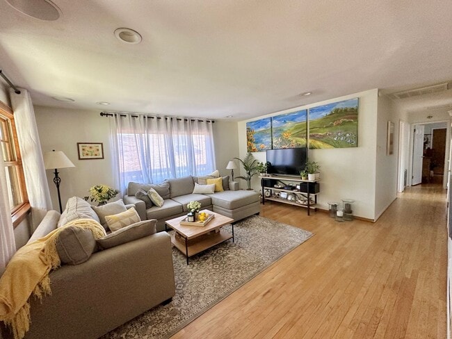 Foto del edificio - Charming 3 Bedroom 2 Bathroom Single Family Home Available June 5th *DO NOT DISTURB TENANT*