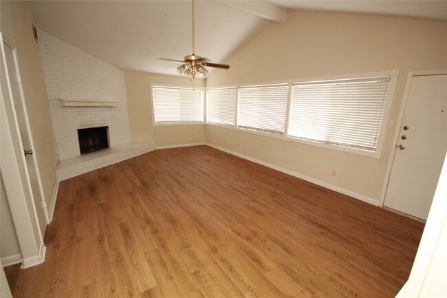 Foto del edificio - 5302 Town Park Blvd