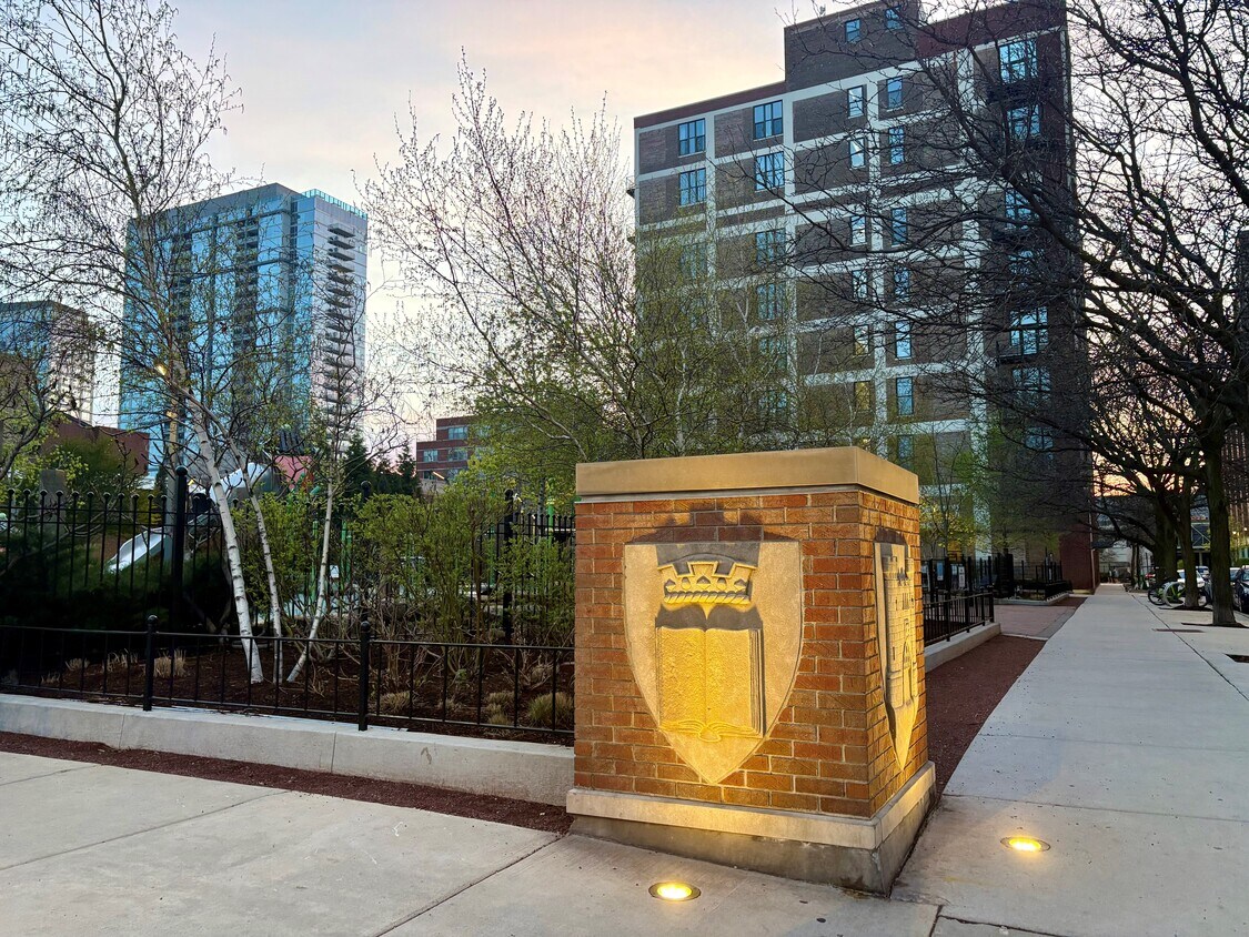 Foto principal - 320 E 21st St