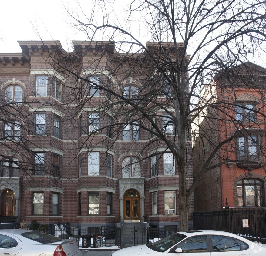 Building Photo - 128 Milton St