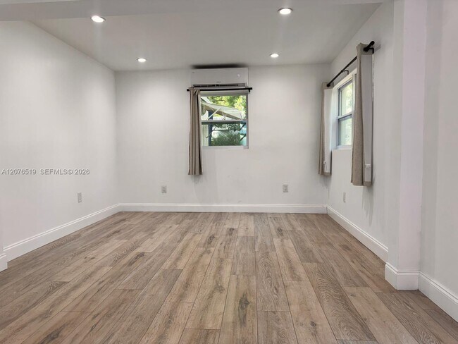 Foto del edificio - 277 NE 55th St
