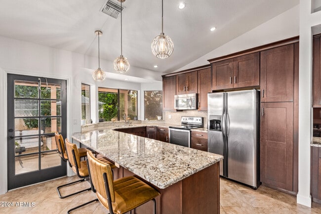 Building Photo - 2555 N Tamarisk St