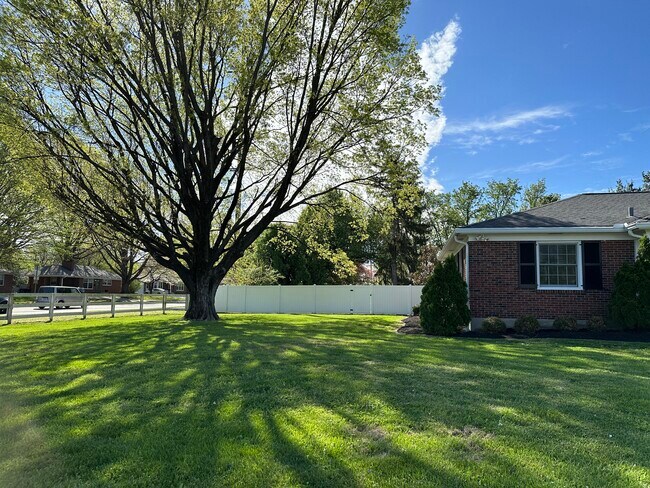 Building Photo - 3016 Meadowview Cir