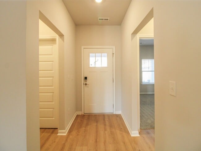 Building Photo - Lovely townhome between Athens and Madison!
