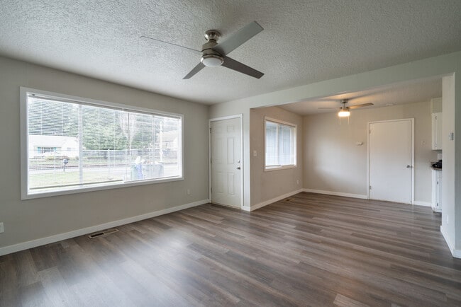 Building Photo - 15706 E Burnside St