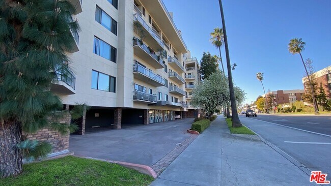 Building Photo - 4460 Wilshire Blvd