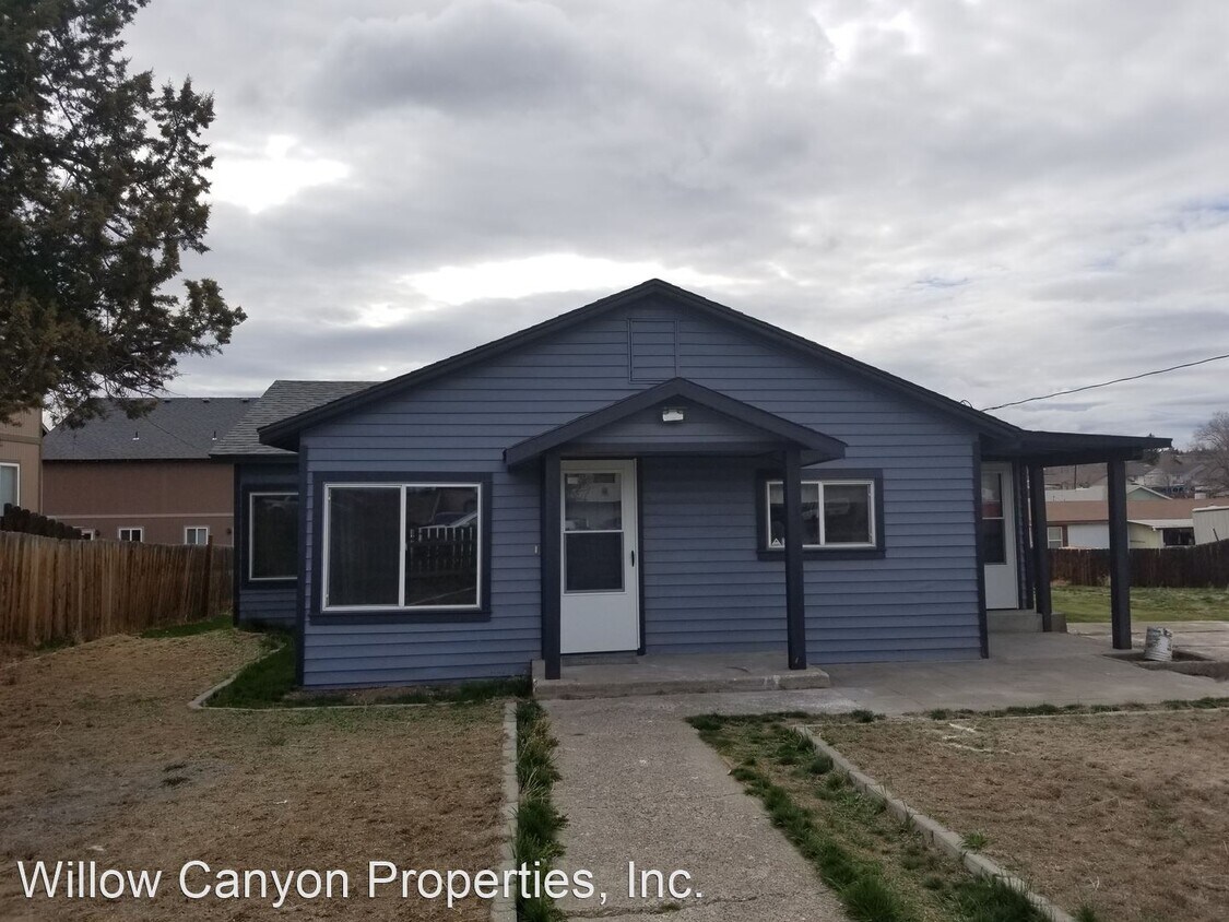 3 br, 1 bath House 864 SW 3rd Street House Rental in Madras, OR