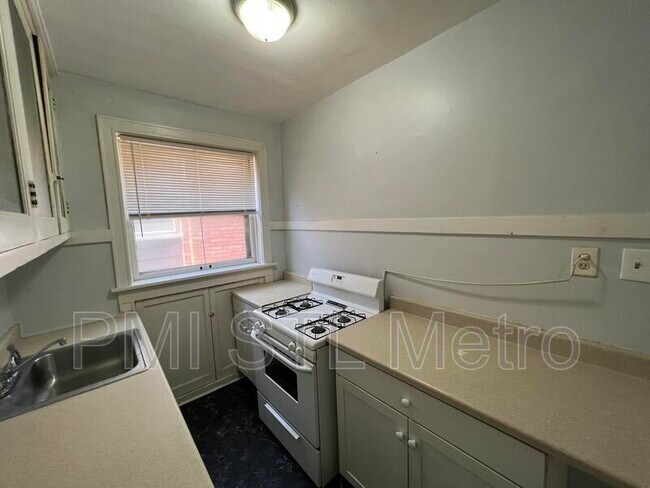Building Photo - 4964 Lindenwood Ave