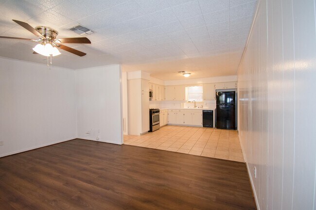 Building Photo - 203 Schuerenberg St