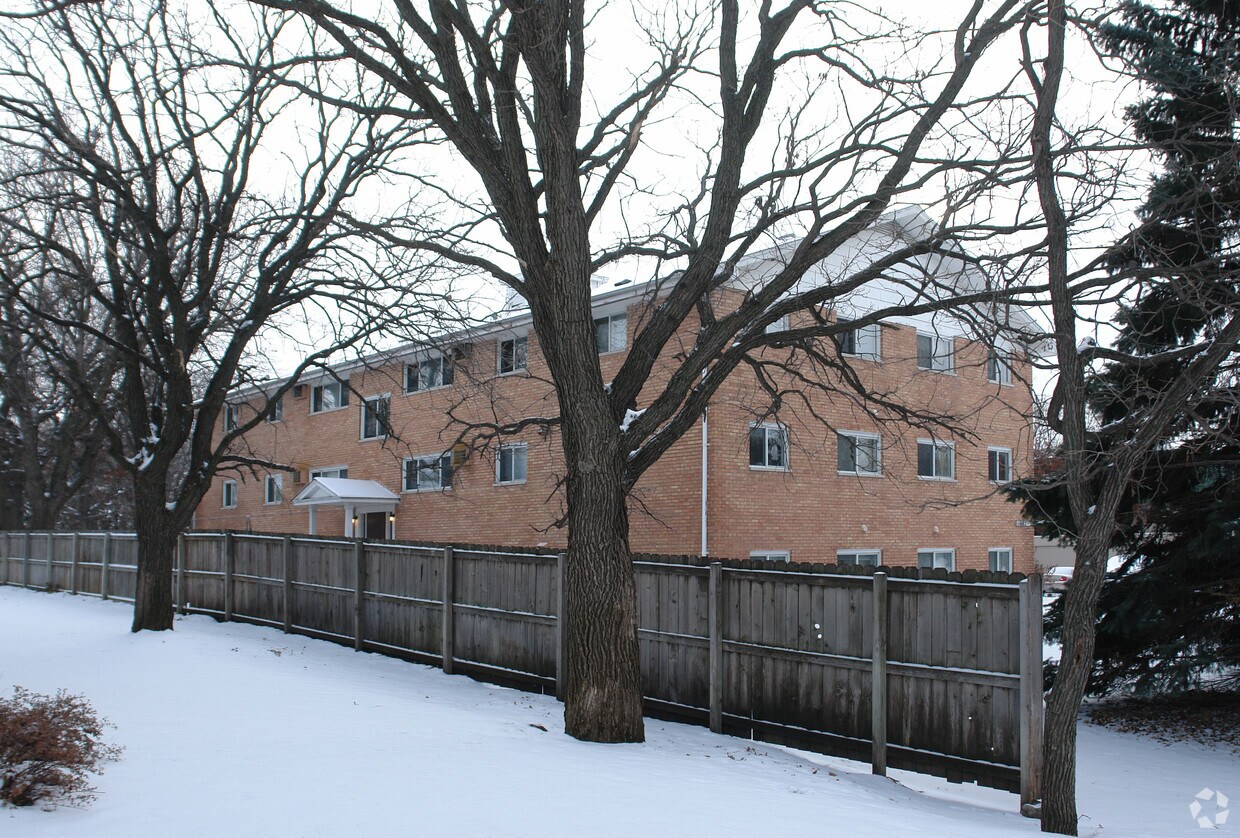 Foto del edificio - 10027 Butternut St NW