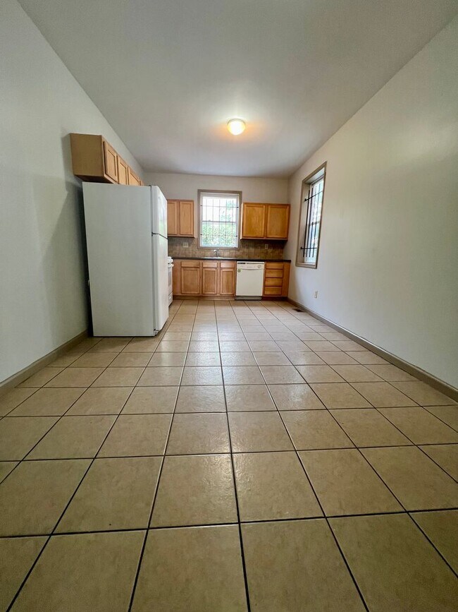 Foto del edificio - Stunning 6-Bedroom Townhome Steps Away fro...