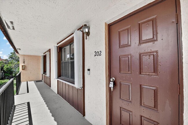Foto del edificio - 5985 Forest Hill Blvd