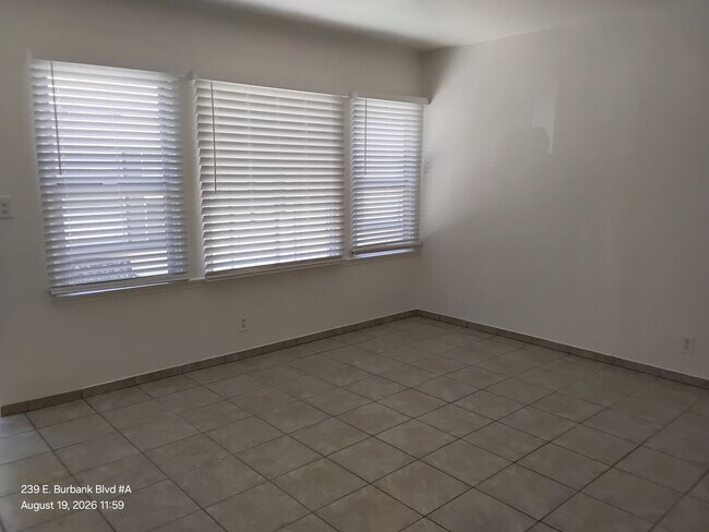 Foto del edificio - 239 E Burbank Blvd