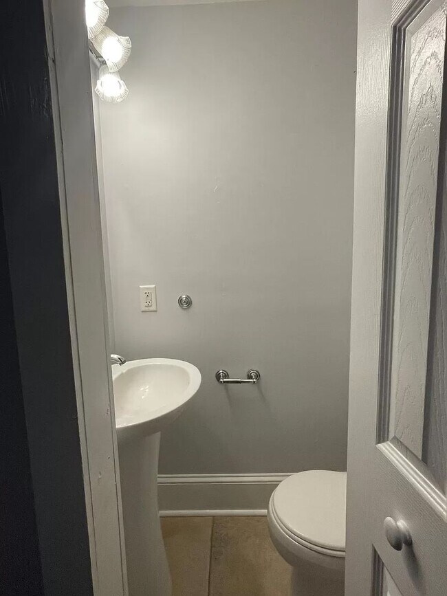 Foto del edificio - 643 E Henry St