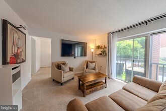 Building Photo - 1300 Army Navy Dr