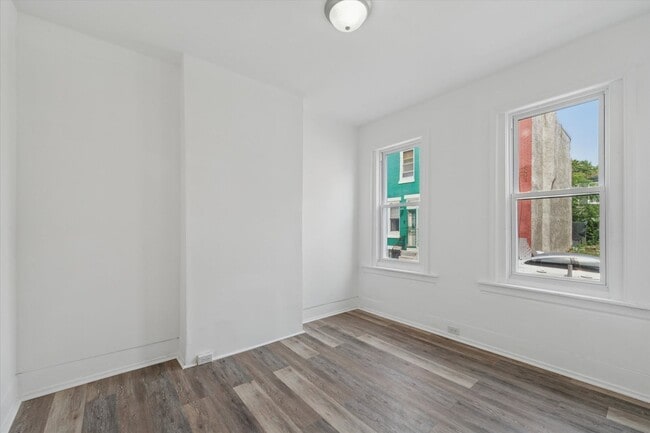 Building Photo - 3 Bedroom House Newly Renovated