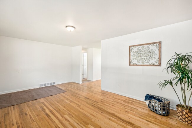 Foto del edificio - 1044 Briarwood Rd