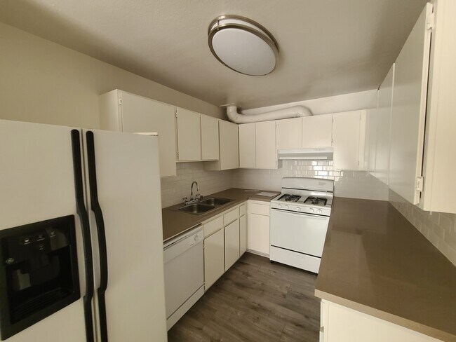 Building Photo - 1117 Havenhurst Dr