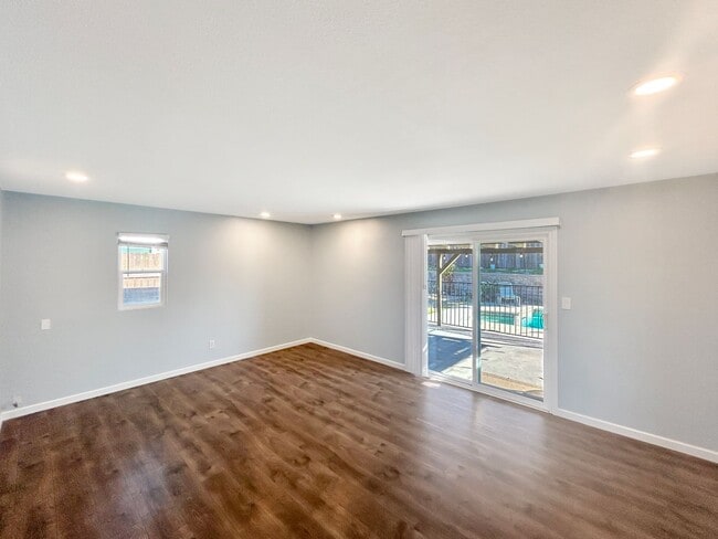 Foto del edificio - Stunning 3BD/1.5 BA W/ Attached Garage & P...
