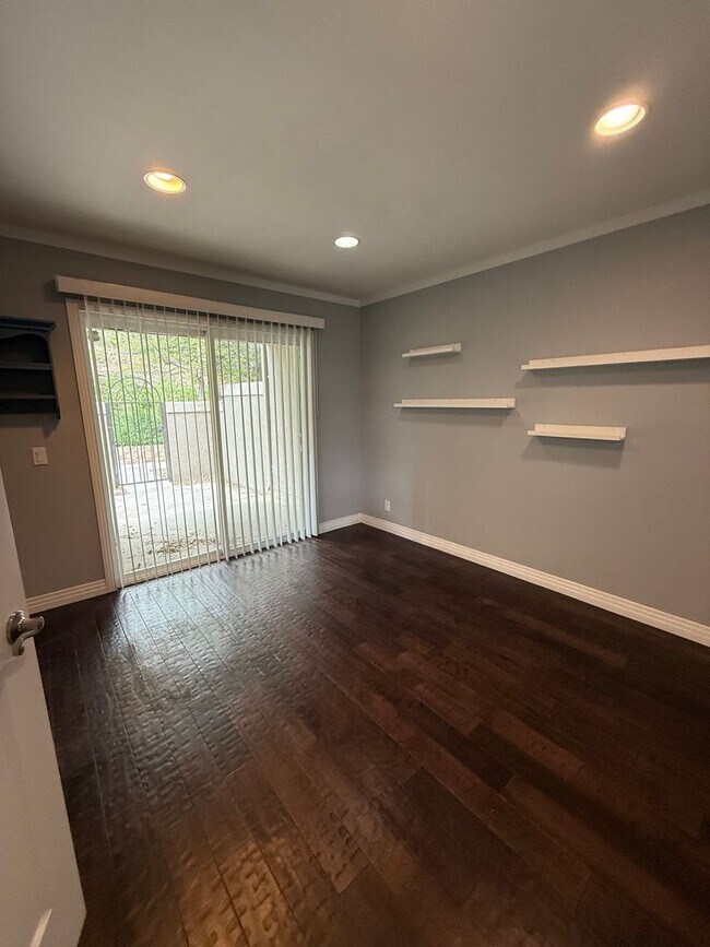 Building Photo - 3 bed, 2 1/2 bath Townhome located in Chat...