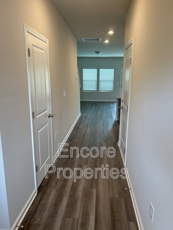 Foto del edificio - 240 Brook Farm Ln