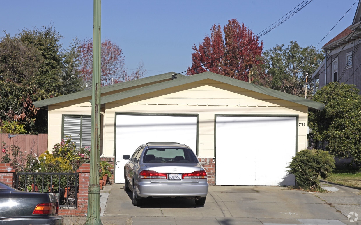Building Photo - 737-739 Lincoln Ave