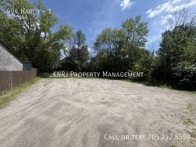 Building Photo - Large Three Bedroom Apartment