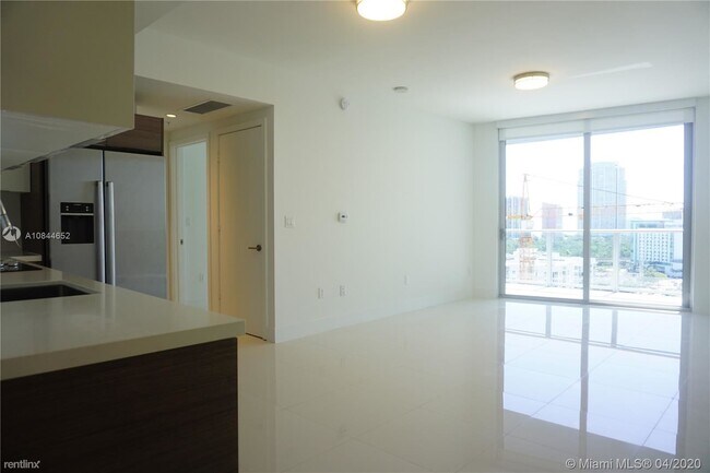 Building Photo - 1 br, 1 bath  - Brickell Ten Condo