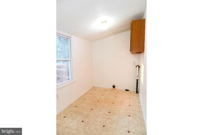 Foto del edificio - 214 Trumbauersville Rd