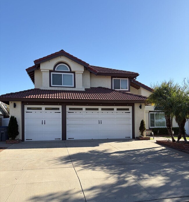 Foto del edificio - Spacious Living in a Beautifully Updated 4 Bedroom Home!