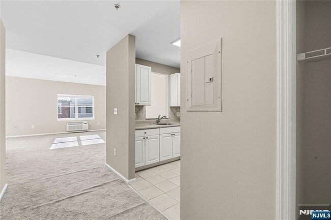 Building Photo - 905 River Rd