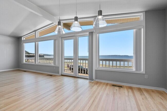 Foto del edificio - Gorgeous Alki Beachfront Charmer!