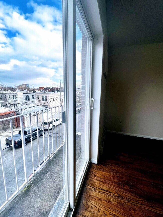 Foto del edificio - 57-02 Van Horn St