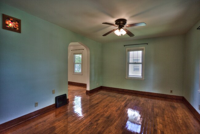 Foto del edificio - 233 E Ridge St