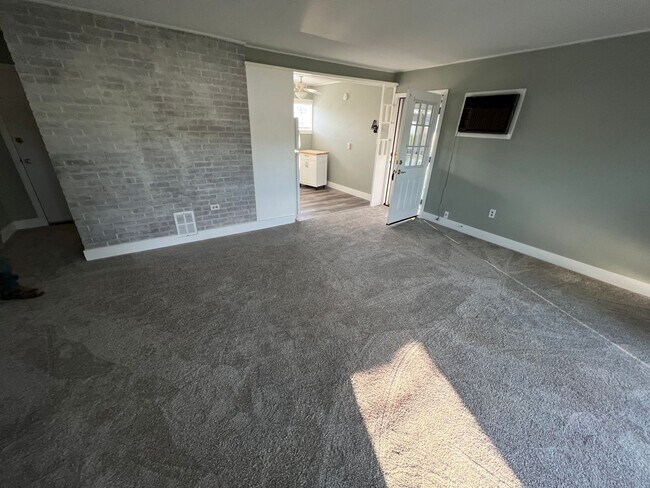 Foto del edificio - 4 bedroom 2 bath home in the Crabtree section of Levittown. Available for move in 6/1/2023