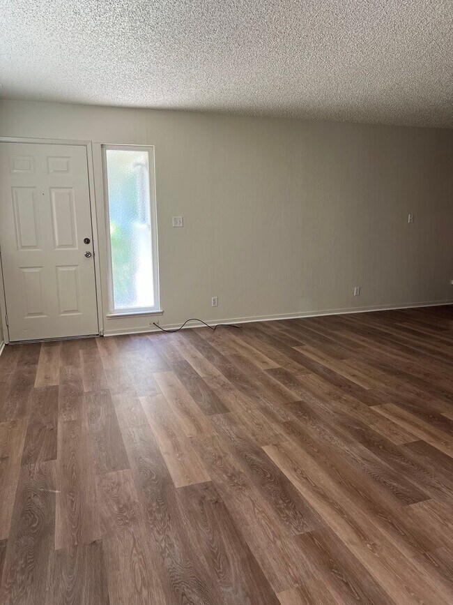 Building Photo - UPDATED 2 BEDROOM CONDO!!