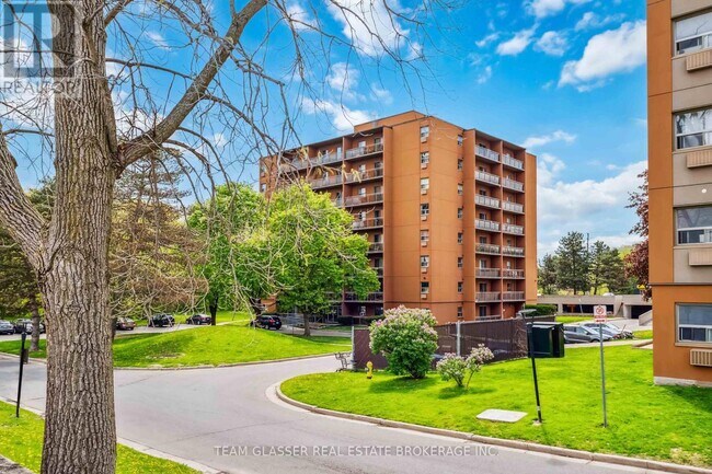 Photo du bâtiment - 1560 Adelaide St N
