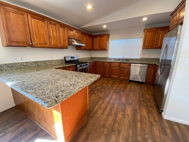 Building Photo - Large 3bd/2ba Detached House with Garage a...