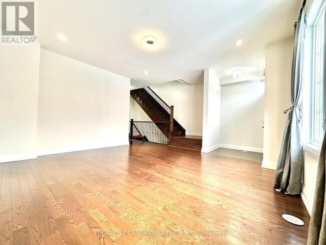 Photo du bâtiment - 87 Village Pkwy