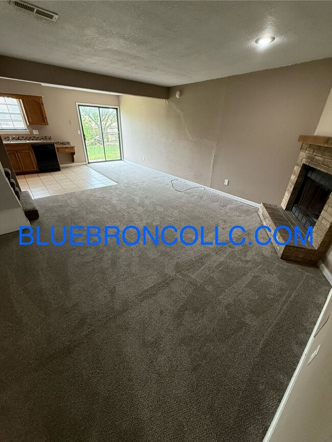 Building Photo - 2 bedroom 1.5 bath with attached garage, G...