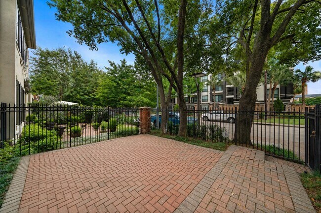 Foto del edificio - 5136 Chevy Chase Dr