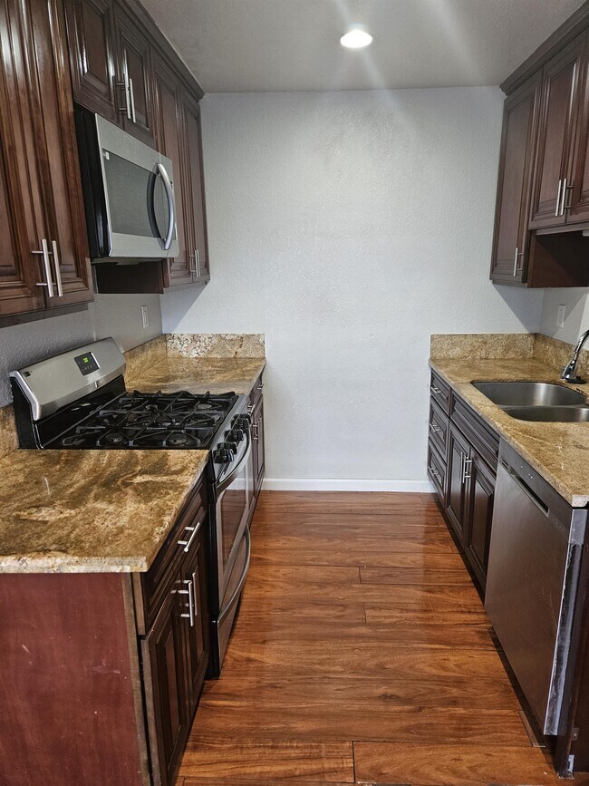 Building Photo - 1011 Pinewood Terrace