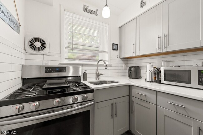 Building Photo - 482 Joralemon St