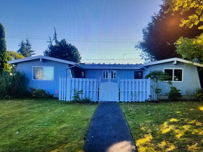 Building Photo - 1017 Oakes Ave