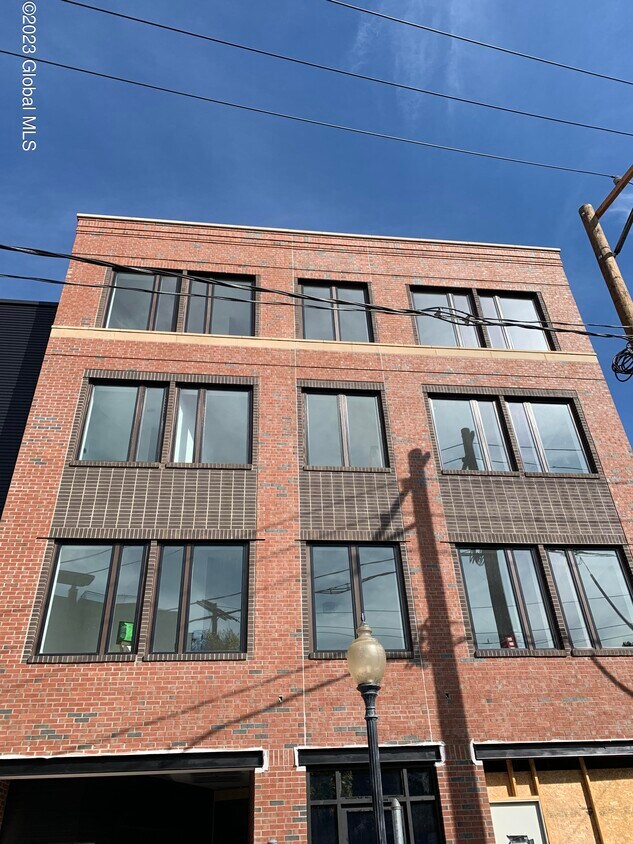 Primary Photo - 68 Putnam St